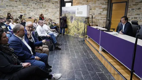 La alcaldesa de Cacabelos, Irene González, junto al presidente de la Diputación de León, Gerardo Álvarez Courel, y el presidente del Consejo Comarcal del Bierzo, Olegario Ramón, este jueves durante la inauguración de la jornada ‘El Bierzo que viene’ del Banco de Tierras del Consejo Comarcal del Bierzo. Foto: César Sánchez.