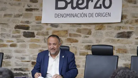 La alcaldesa de Cacabelos, Irene González, junto al presidente de la Diputación de León, Gerardo Álvarez Courel, y el presidente del Consejo Comarcal del Bierzo, Olegario Ramón, este jueves durante la inauguración de la jornada ‘El Bierzo que viene’ del Banco de Tierras del Consejo Comarcal del Bierzo. Foto: César Sánchez.