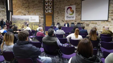 La alcaldesa de Cacabelos, Irene González, junto al presidente de la Diputación de León, Gerardo Álvarez Courel, y el presidente del Consejo Comarcal del Bierzo, Olegario Ramón, este jueves durante la inauguración de la jornada ‘El Bierzo que viene’ del Banco de Tierras del Consejo Comarcal del Bierzo. Foto: César Sánchez.