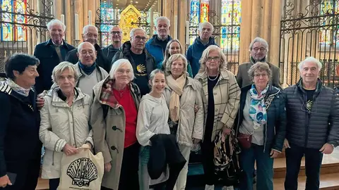 Peregrinos de la asociación de Amigos del Camino de Colonia y del Camino de Künig, ante la tumba de los Reyes Magos, en el interior de la catedral de Colonia.
