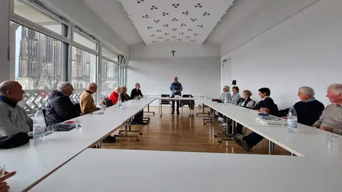 Reunión en la sede del DOMFORUM de Colonia, con integrantes de las asociaciones jacobeas de Colonia y del Camino de Colonia y del Camino de Künig.