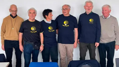 El encuentro fue de una gran cordialidad. En esta imagen podemos ver a varios participantes, algunos con la indumentaria de los Amigos del Camino de Colonia. Entre ellos Norbert Wallrath, (segundo desde la izquierda) y Tomás Álvarez (el cuatro).