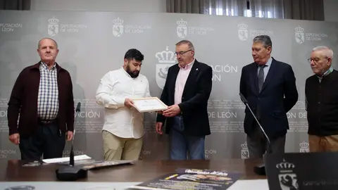 El vicepresidente de la Diputación de León, Roberto Aller, acompaña a los representantes de la Sociedad Micológica San Jorge en la presentación de la 51 Semana Micológica. Foto: Peio García