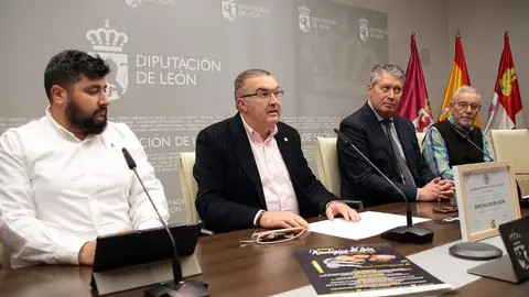 El vicepresidente de la Diputación de León, Roberto Aller, acompaña a los representantes de la Sociedad Micológica San Jorge en la presentación de la 51 Semana Micológica. Foto: Peio García