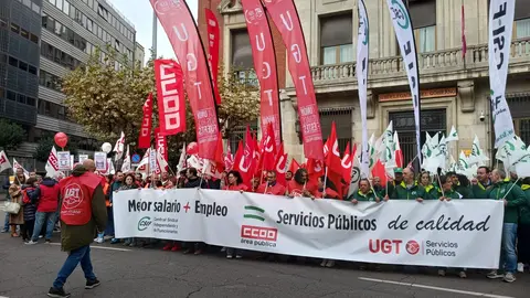 Decenas de empleados públicos se concentraron este jueves a las 12 del mediodía ante la Subdelegación del Gobierno en León, dentro de una movilización convocada simultáneamente en toda España por los sindicatos UGT, CCOO y CSIF.