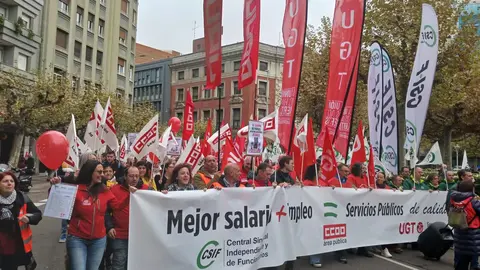 Decenas de empleados públicos se concentraron este jueves a las 12 del mediodía ante la Subdelegación del Gobierno en León, dentro de una movilización convocada simultáneamente en toda España por los sindicatos UGT, CCOO y CSIF.