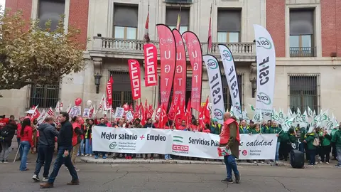 Decenas de empleados públicos se concentraron este jueves a las 12 del mediodía ante la Subdelegación del Gobierno en León, dentro de una movilización convocada simultáneamente en toda España por los sindicatos UGT, CCOO y CSIF.