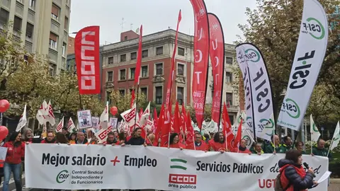 Decenas de empleados públicos se concentraron este jueves a las 12 del mediodía ante la Subdelegación del Gobierno en León, dentro de una movilización convocada simultáneamente en toda España por los sindicatos UGT, CCOO y CSIF.