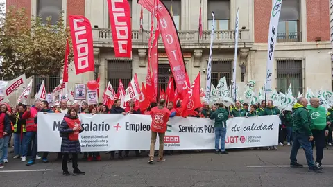 Decenas de empleados públicos se concentraron este jueves a las 12 del mediodía ante la Subdelegación del Gobierno en León, dentro de una movilización convocada simultáneamente en toda España por los sindicatos UGT, CCOO y CSIF.