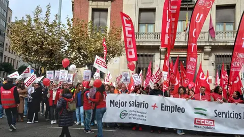 Decenas de empleados públicos se concentraron este jueves a las 12 del mediodía ante la Subdelegación del Gobierno en León, dentro de una movilización convocada simultáneamente en toda España por los sindicatos UGT, CCOO y CSIF.