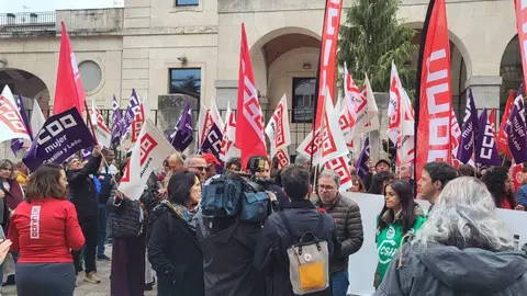 Decenas de empleados públicos se concentraron este jueves a las 12 del mediodía ante la Subdelegación del Gobierno en León, dentro de una movilización convocada simultáneamente en toda España por los sindicatos UGT, CCOO y CSIF.