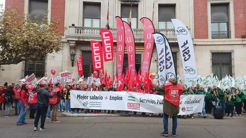 Decenas de empleados públicos se concentraron este jueves a las 12 del mediodía ante la Subdelegación del Gobierno en León, dentro de una movilización convocada simultáneamente en toda España por los sindicatos UGT, CCOO y CSIF.