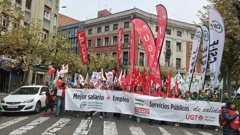 Decenas de empleados públicos se concentraron este jueves a las 12 del mediodía ante la Subdelegación del Gobierno en León, dentro de una movilización convocada simultáneamente en toda España por los sindicatos UGT, CCOO y CSIF.
