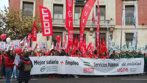 Decenas de empleados públicos se concentraron este jueves a las 12 del mediodía ante la Subdelegación del Gobierno en León, dentro de una movilización convocada simultáneamente en toda España por los sindicatos UGT, CCOO y CSIF.