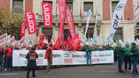 Decenas de empleados públicos se concentraron este jueves a las 12 del mediodía ante la Subdelegación del Gobierno en León, dentro de una movilización convocada simultáneamente en toda España por los sindicatos UGT, CCOO y CSIF.