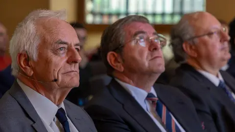 Empresas Amigas Alumni celebra, en colaboración con el Consejo Económico y Social de Castilla y León, un encuentro con Gerardo Gutiérrez, presidente de Gutinver y fundador de Gadea Grupo Farmacéutico, bajo el título ‘Universidad y empresa por el talento’. La bienvenida corre a cargo de la vicerrectora de Estudiantes, Inclusión, Igualdad y Compromiso Social, Marta Gutiérrez; el presidente del CES–CyL, Enrique Cabero; y el consejero de Alumni–Usal, Isidoro Alanís. Fotos: David Arranz