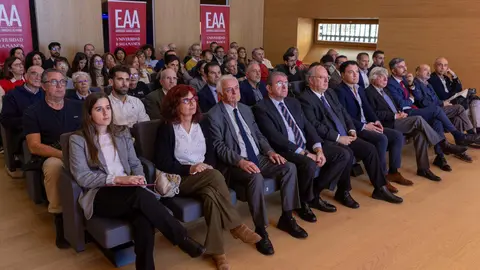 Empresas Amigas Alumni celebra, en colaboración con el Consejo Económico y Social de Castilla y León, un encuentro con Gerardo Gutiérrez, presidente de Gutinver y fundador de Gadea Grupo Farmacéutico, bajo el título ‘Universidad y empresa por el talento’. La bienvenida corre a cargo de la vicerrectora de Estudiantes, Inclusión, Igualdad y Compromiso Social, Marta Gutiérrez; el presidente del CES–CyL, Enrique Cabero; y el consejero de Alumni–Usal, Isidoro Alanís. Fotos: David Arranz