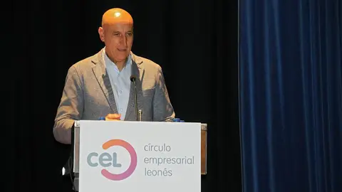 La segunda edición del Congreso de Mujeres Empresarias y Networking Estratégico congrega este jueves a decenas de profesionales en el Salón de Actos de Unicaja con ponencias sobre liderazgo, innovación y sostenibilidad. En las imágenes, la inauguración oficial. Fotos: Peio García