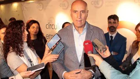 La segunda edición del Congreso de Mujeres Empresarias y Networking Estratégico congrega este jueves a decenas de profesionales en el Salón de Actos de Unicaja con ponencias sobre liderazgo, innovación y sostenibilidad. En las imágenes, la inauguración oficial. Fotos: Peio García