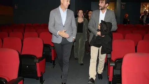 La segunda edición del Congreso de Mujeres Empresarias y Networking Estratégico congrega este jueves a decenas de profesionales en el Salón de Actos de Unicaja con ponencias sobre liderazgo, innovación y sostenibilidad. En las imágenes, la inauguración oficial. Fotos: Peio García