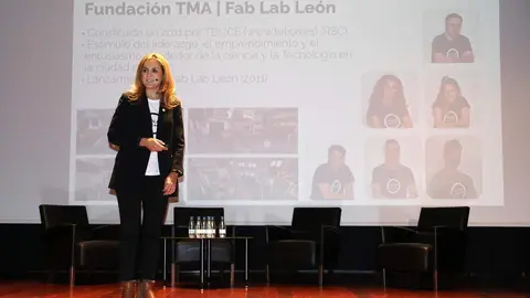 La segunda edición del Congreso de Mujeres Empresarias y Networking Estratégico congrega este jueves a decenas de profesionales en el Salón de Actos de Unicaja con ponencias sobre liderazgo, innovación y sostenibilidad. En las imágenes, la inauguración oficial. Fotos: Peio García