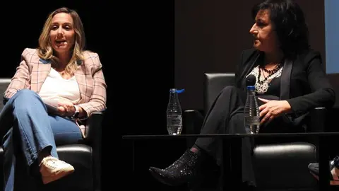 La segunda edición del Congreso de Mujeres Empresarias y Networking Estratégico congrega este jueves a decenas de profesionales en el Salón de Actos de Unicaja con ponencias sobre liderazgo, innovación y sostenibilidad. En las imágenes, la inauguración oficial. Fotos: Peio García