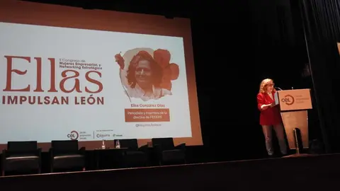 La segunda edición del Congreso de Mujeres Empresarias y Networking Estratégico congrega este jueves a decenas de profesionales en el Salón de Actos de Unicaja con ponencias sobre liderazgo, innovación y sostenibilidad. En las imágenes, la inauguración oficial. Fotos: Peio García