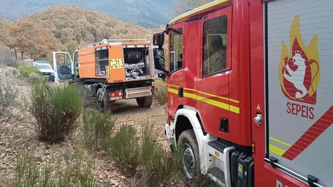 Una procesadora de maleza quedó completamente calcinada en Carande y un segundo fuego afectó a una zona del polígono industrial de Riaño