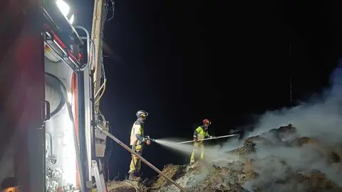 Una procesadora de maleza quedó completamente calcinada en Carande y un segundo fuego afectó a una zona del polígono industrial de Riaño