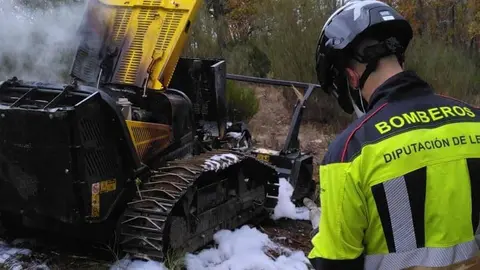 Una procesadora de maleza quedó completamente calcinada en Carande y un segundo fuego afectó a una zona del polígono industrial de Riaño