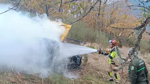 Una procesadora de maleza quedó completamente calcinada en Carande y un segundo fuego afectó a una zona del polígono industrial de Riaño