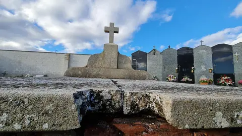 Mientras los grandes cementerios de la capital se llenan de flores y visitas, los camposantos del alfoz y los pueblos leoneses guardan tumbas olvidadas, lápidas borradas por el tiempo y cuerpos que aún reposan bajo tierra. Allí también habita la memoria.