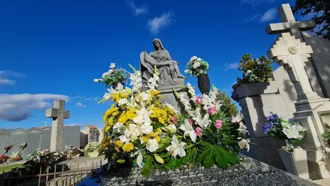 Mientras los grandes cementerios de la capital se llenan de flores y visitas, los camposantos del alfoz y los pueblos leoneses guardan tumbas olvidadas, lápidas borradas por el tiempo y cuerpos que aún reposan bajo tierra. Allí también habita la memoria.