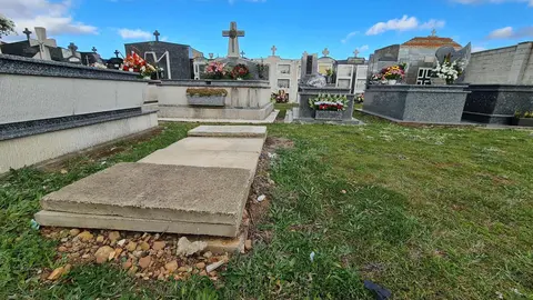 Mientras los grandes cementerios de la capital se llenan de flores y visitas, los camposantos del alfoz y los pueblos leoneses guardan tumbas olvidadas, lápidas borradas por el tiempo y cuerpos que aún reposan bajo tierra. Allí también habita la memoria.