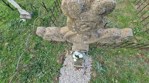 Mientras los grandes cementerios de la capital se llenan de flores y visitas, los camposantos del alfoz y los pueblos leoneses guardan tumbas olvidadas, lápidas borradas por el tiempo y cuerpos que aún reposan bajo tierra. Allí también habita la memoria.