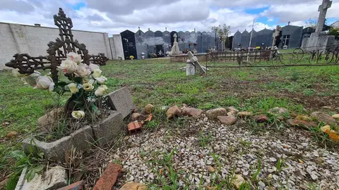 Mientras los grandes cementerios de la capital se llenan de flores y visitas, los camposantos del alfoz y los pueblos leoneses guardan tumbas olvidadas, lápidas borradas por el tiempo y cuerpos que aún reposan bajo tierra. Allí también habita la memoria.
