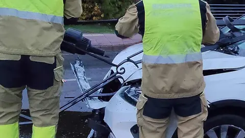 El reloj marcaba las siete de la mañana de este sábado cuando un vehículo se estrelló contra el vallado metálico que separa los carriles de la Avenida Fernández Ladreda, a la altura del estadio Reino de León. El impacto fue tan violento que la valla atravesó completamente el frontal del coche, fracturó el parabrisas y se introdujo en el interior del habitáculo. Fotos: Bomberos León
