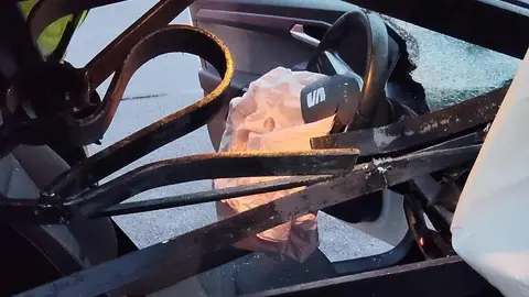 El reloj marcaba las siete de la mañana de este sábado cuando un vehículo se estrelló contra el vallado metálico que separa los carriles de la Avenida Fernández Ladreda, a la altura del estadio Reino de León. El impacto fue tan violento que la valla atravesó completamente el frontal del coche, fracturó el parabrisas y se introdujo en el interior del habitáculo. Fotos: Bomberos León