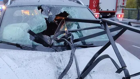 El reloj marcaba las siete de la mañana de este sábado cuando un vehículo se estrelló contra el vallado metálico que separa los carriles de la Avenida Fernández Ladreda, a la altura del estadio Reino de León. El impacto fue tan violento que la valla atravesó completamente el frontal del coche, fracturó el parabrisas y se introdujo en el interior del habitáculo. Fotos: Bomberos León