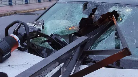 El reloj marcaba las siete de la mañana de este sábado cuando un vehículo se estrelló contra el vallado metálico que separa los carriles de la Avenida Fernández Ladreda, a la altura del estadio Reino de León. El impacto fue tan violento que la valla atravesó completamente el frontal del coche, fracturó el parabrisas y se introdujo en el interior del habitáculo. Fotos: Bomberos León