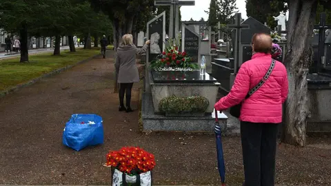 Miles de leoneses acuden a los cementerios para honrar a sus seres queridos en el Día de Todos los Santos. A pesar de la lluvia matutina, los camposantos de León y su provincia registran una afluencia masiva de familiares y visitantes que recuerdan a los fallecidos. Fotos: Peio García