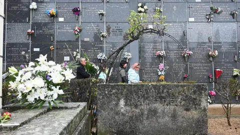 Miles de leoneses acuden a los cementerios para honrar a sus seres queridos en el Día de Todos los Santos. A pesar de la lluvia matutina, los camposantos de León y su provincia registran una afluencia masiva de familiares y visitantes que recuerdan a los fallecidos. Fotos: Peio García