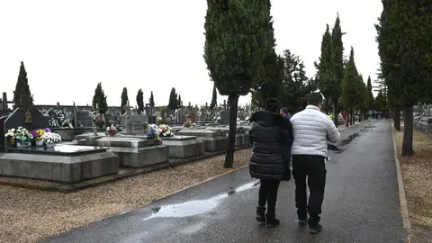Miles de leoneses acuden a los cementerios para honrar a sus seres queridos en el Día de Todos los Santos. A pesar de la lluvia matutina, los camposantos de León y su provincia registran una afluencia masiva de familiares y visitantes que recuerdan a los fallecidos. Fotos: Peio García