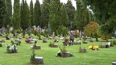 Miles de leoneses acuden a los cementerios para honrar a sus seres queridos en el Día de Todos los Santos. A pesar de la lluvia matutina, los camposantos de León y su provincia registran una afluencia masiva de familiares y visitantes que recuerdan a los fallecidos. Fotos: Peio García