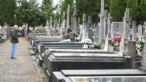 Miles de leoneses acuden a los cementerios para honrar a sus seres queridos en el Día de Todos los Santos. A pesar de la lluvia matutina, los camposantos de León y su provincia registran una afluencia masiva de familiares y visitantes que recuerdan a los fallecidos. Fotos: Peio García