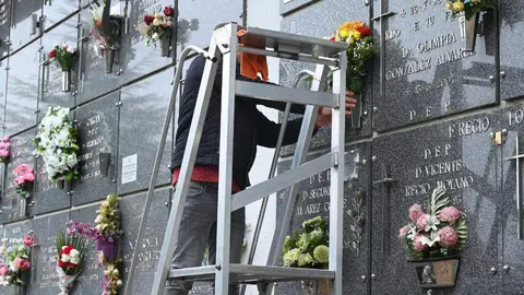 Miles de leoneses acuden a los cementerios para honrar a sus seres queridos en el Día de Todos los Santos. A pesar de la lluvia matutina, los camposantos de León y su provincia registran una afluencia masiva de familiares y visitantes que recuerdan a los fallecidos. Fotos: Peio García