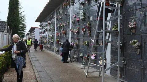 Miles de leoneses acuden a los cementerios para honrar a sus seres queridos en el Día de Todos los Santos. A pesar de la lluvia matutina, los camposantos de León y su provincia registran una afluencia masiva de familiares y visitantes que recuerdan a los fallecidos. Fotos: Peio García