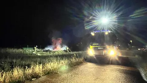 Los bomberos de la Diputación de León sofocan un incendio entre Villamol y Castellanos de Cea. Fotos: Sepeis