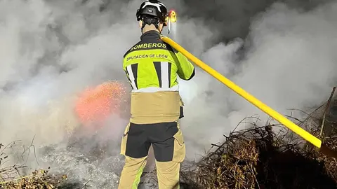 Los bomberos de la Diputación de León sofocan un incendio entre Villamol y Castellanos de Cea. Fotos: Sepeis