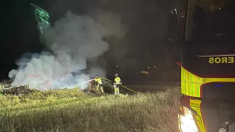 Los bomberos de la Diputación de León sofocan un incendio entre Villamol y Castellanos de Cea. Fotos: Sepeis